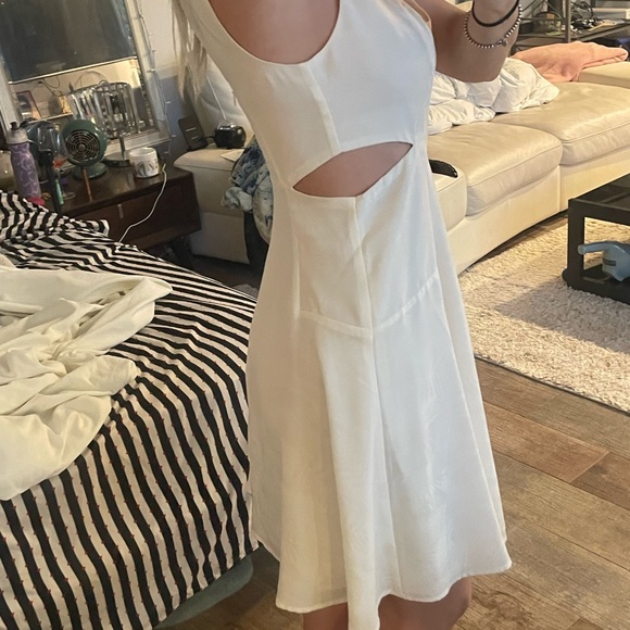 Gorgeous cutout flowy genuine GUESS midi sundress - Picture 4 of 5